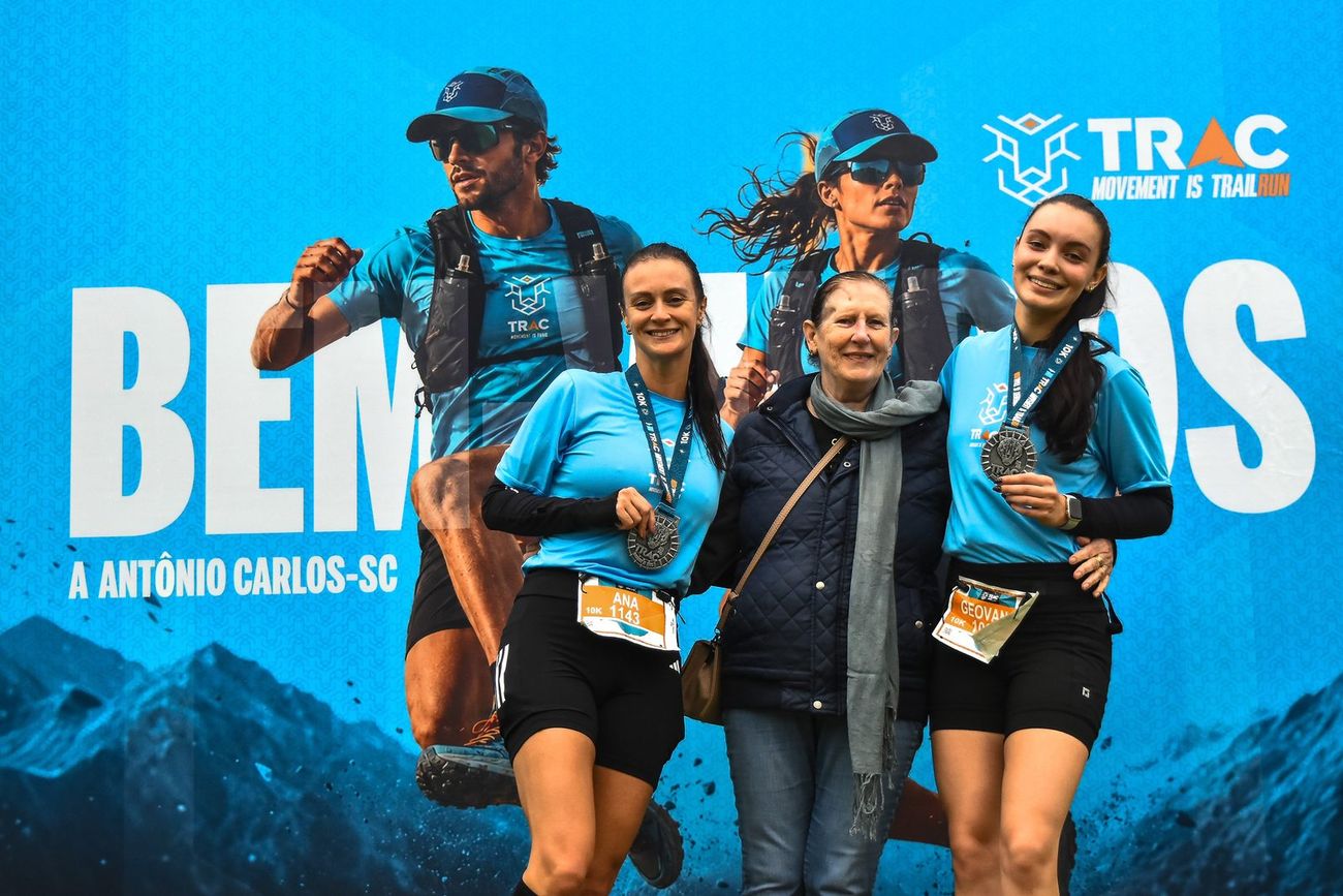 Família comemorando com as medalhas da TRAC