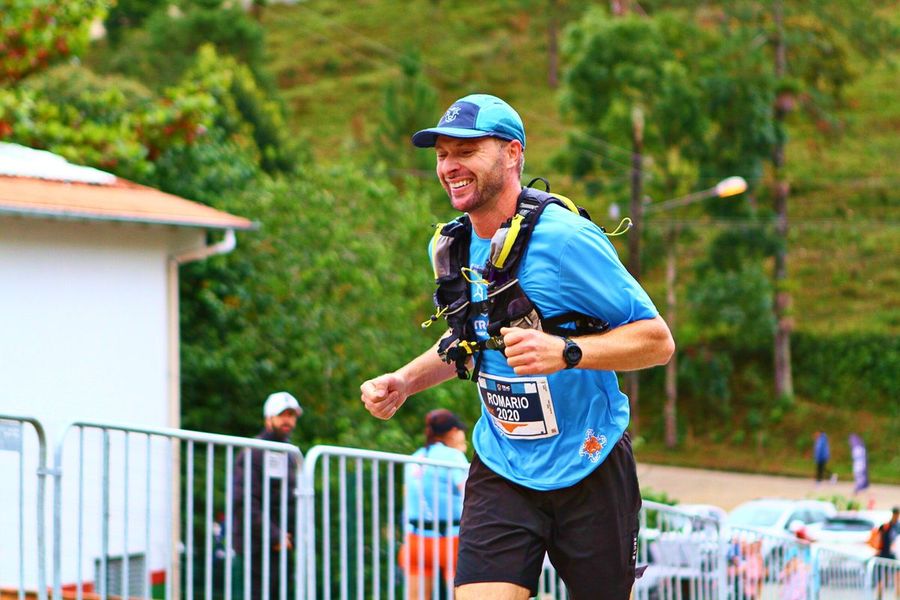 Atleta sorrindo durante a prova